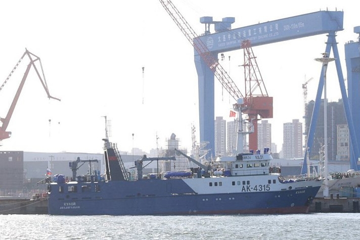 Построенный в Китае рыболовный траулер 'Кулой' отправился в Россию