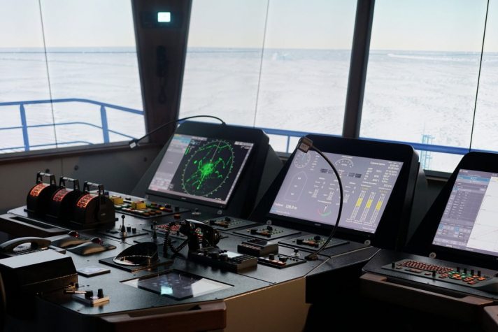 Тренажёрные технологии ЭМЦТ помогли экипажу ледокола 'Сибирь' выполнить сложную буксировочную операцию