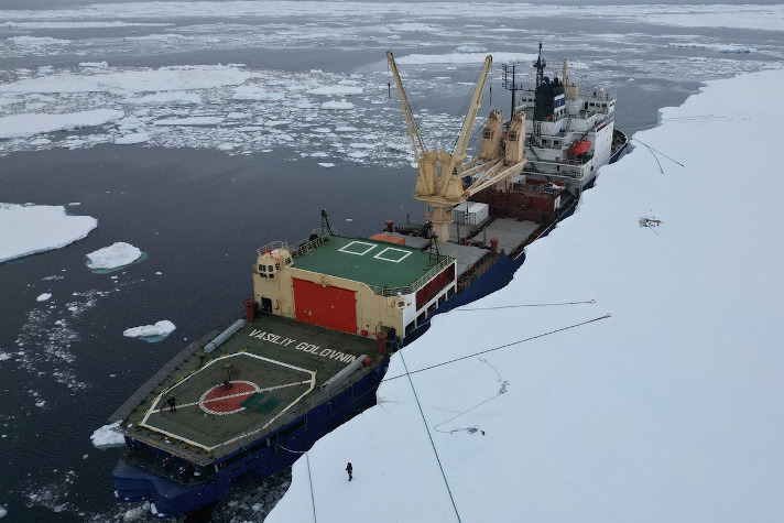 Дизель-электроход 'Василий Головнин' доставил грузы на бельгийскую станцию в Антарктиде