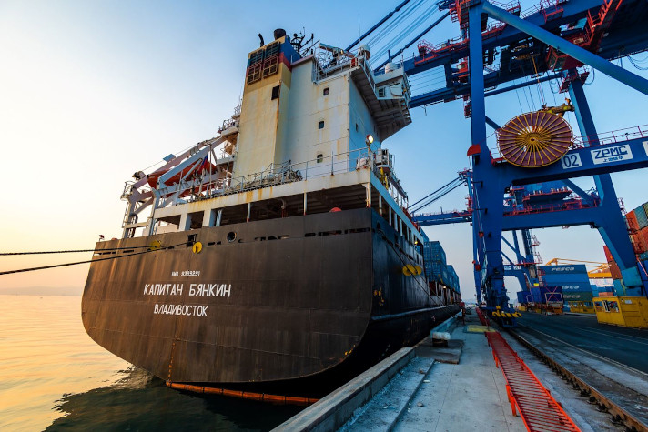 Новый контейнеровоз 'Капитан Бянкин' впервые прибыл во Владивосток