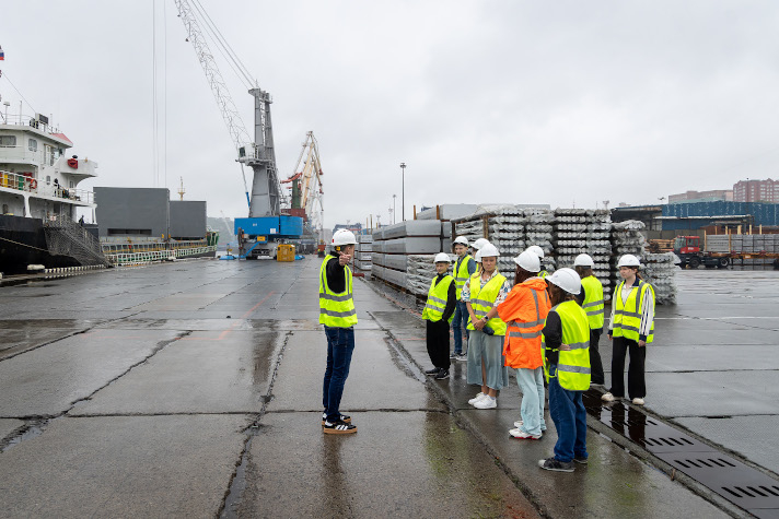 Старшеклассники Владивостока на месяц смогли стать сотрудниками Fesco