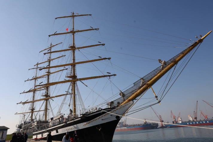 Учебный парусник 'Паллада' зашёл с дружественным визитом к китайский порт Далянь