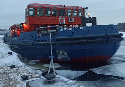 В Петербурге работает речной ледокол 'Невская застава'