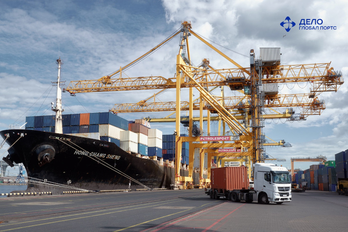 Терминал 'Петролеспорт' обработал первый контейнеровоз российской линии, отправленный по СМП