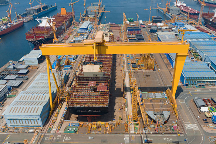 Южнокорейская компания Hanwha Ocean не отказывается от строительства контейнеровозов