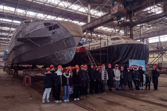 Школьники посетили Хабаровский судостроительный завод