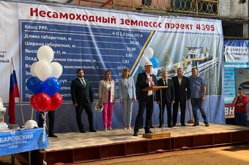 Хабаровский судостроительный завод отметил 69-й день рождения закладкой земснаряда