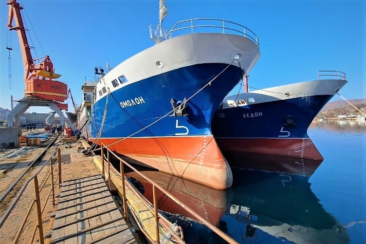 Корабелы Хабаровского завода продолжают строительство земснаряда и судов-краболовов