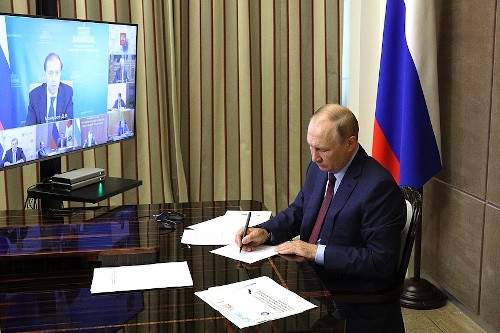 Президент России провел совещание по ситуации в судостроении
