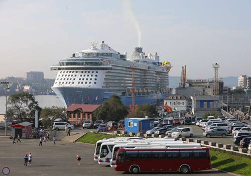 Во Владивосток зашёл самый крупный лайнер в истории России