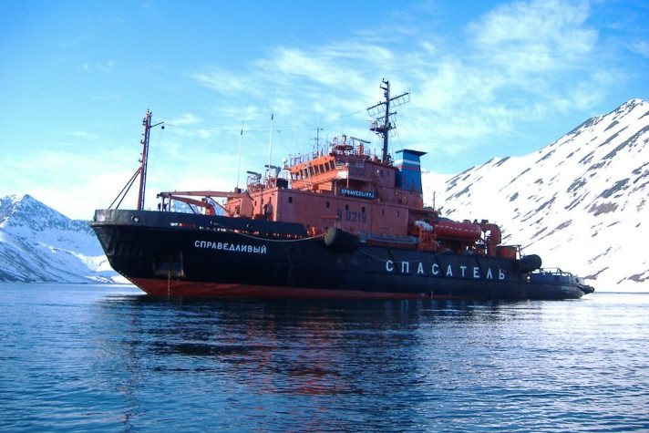 Спасатель 'ЛСС Справедливый' буксирует неисправный транспорт 'Амбер Балтик' в Охотском море