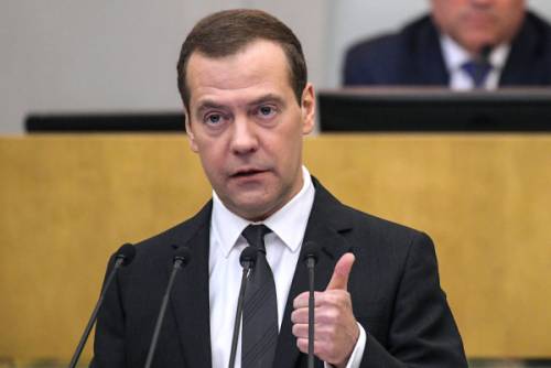 Медведев снизил портовые сборы для отечественных судов