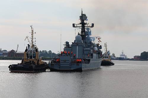 Около 20 судов вспомогательного флота задействованы в обеспечении Главного военно-морского парада
