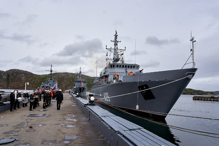 Корабль противоминной обороны 'Афанасий Иванников' встретили в Полярном