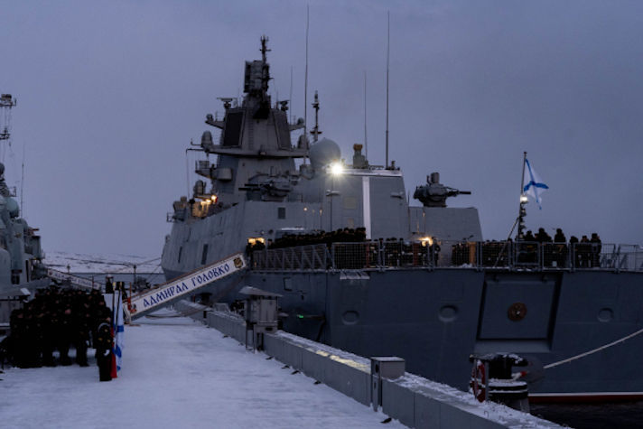Фрегат 'Адмирал Головко' встретили в главной базе Северного флота