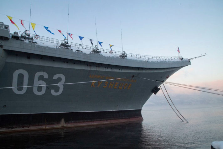 В Мурманске началась операция по выводу из сухого дока крейсера 'Адмирал Кузнецов'