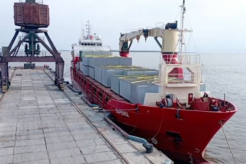 В порт Тикси прибыло первое за навигацию 2022 года грузовое судно