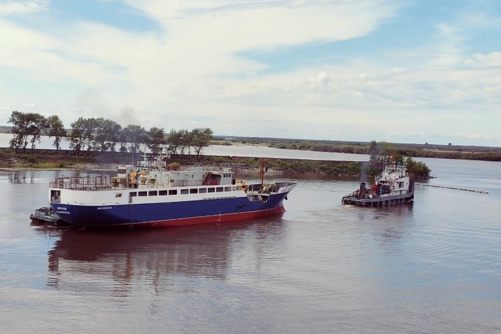 Краболов 'Омолон' пришел в морской порт Николаевск-на-Амуре