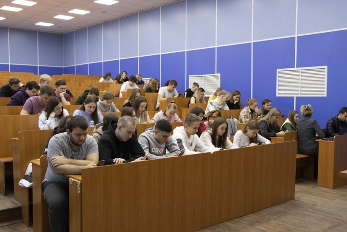 Студенты и сотрудники ВГУВТ приняли участие во всероссийском экономическом диктанте