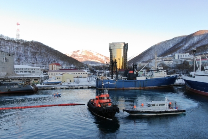 В порту Петропавловск-Камчатский прошли учения по ликвидации аварийного нефтеразлива