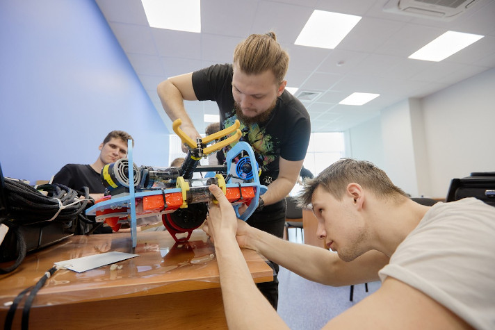 Во Владивостоке прошли соревнования по подводной робототехнике среди школьников и студентов