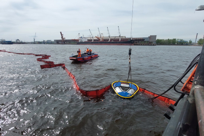 В Большом порту Санкт-Петербург прошло учение по борьбе с нефтеразливом