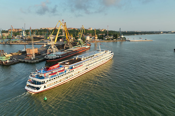 Первое пассажирское судно пришвартовалось к новому причалу в порту Таганрог