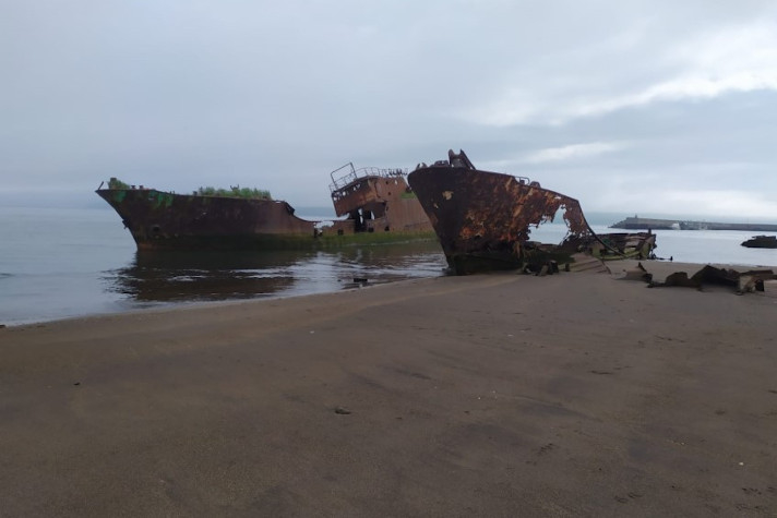 В морском порту Невельск ведется утилизация восьми затонувших судов