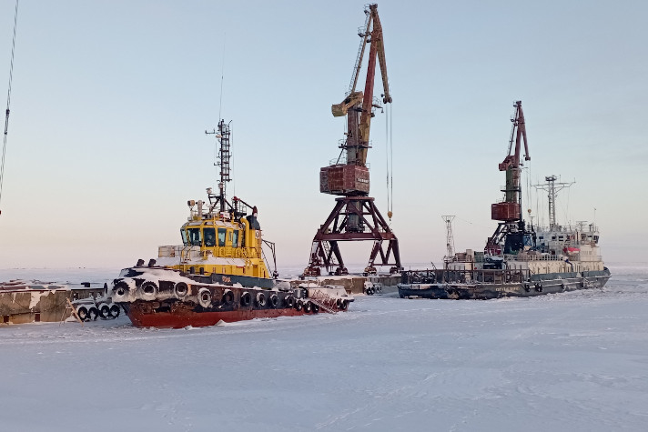 Теплоход 'Терский берег' не смог зайти в порт Тикси из-за сложной ледовой обстановки