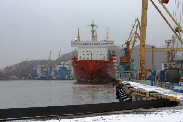 Атомоход 'Севморпуть' доставил контейнеры и технику в порт Петропавловск-Камчатский