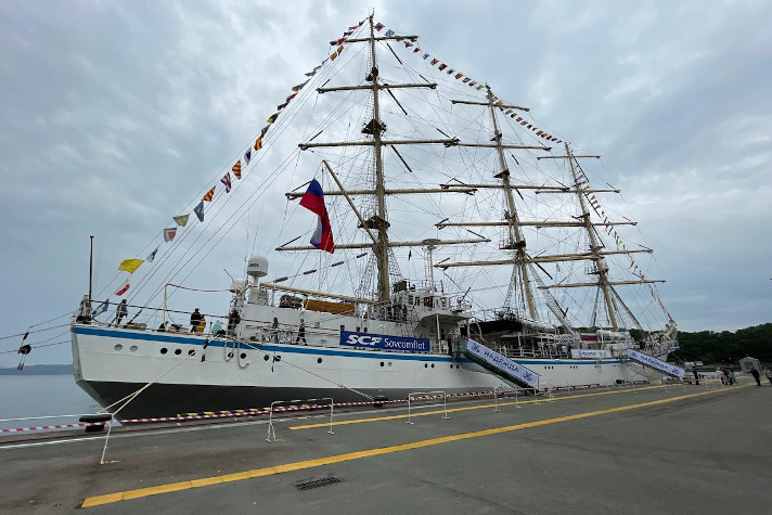 Парусники 'Надежда' и 'Мир' открыли свои борта для всех желающих