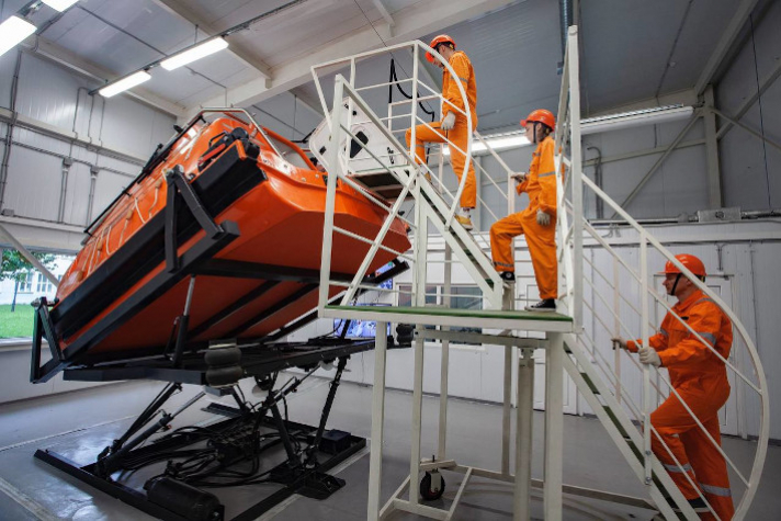 На базе 'Макаровки' стартует курс по использованию спасательных шлюпок свободного падения