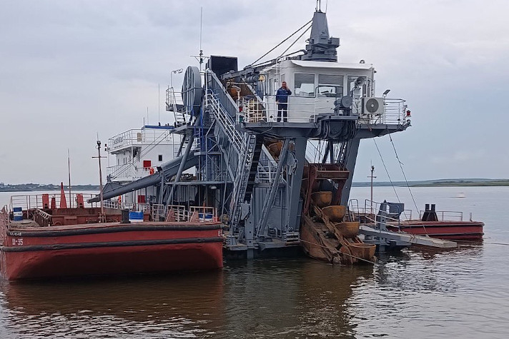 Модернизированный земснаряд 'Енисейский-204' продолжает дноуглубление на Енисейском перекате