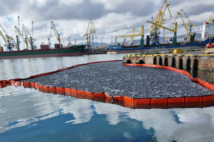 В порту Новороссийск завершилась операцию по ликвидации разлива нефтепродуктов