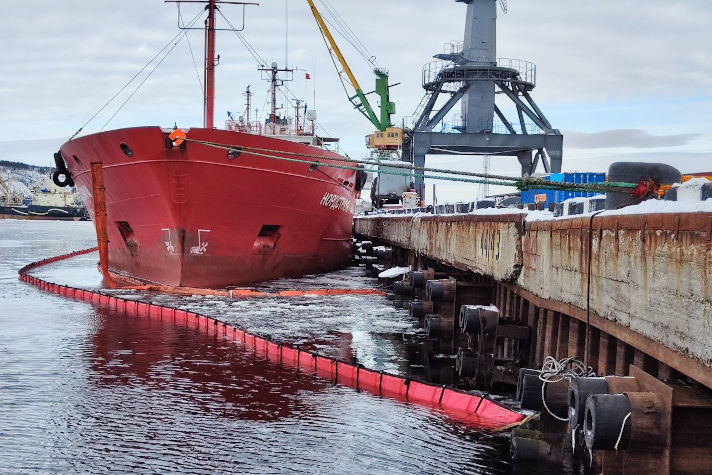 В порту Мурманск отработали ликвидацию разлива нефтепродуктов