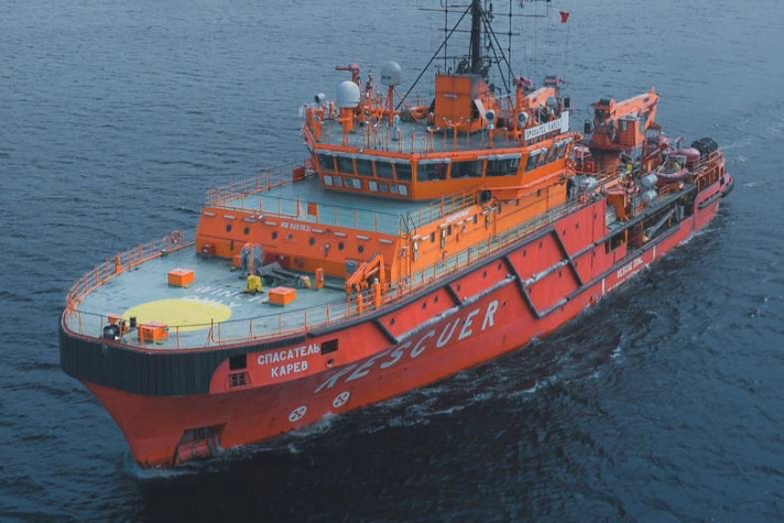 Экипаж судна 'Спасатель Карев' отметил юбилей поднятия флага сложной буксировкой аварийного судна