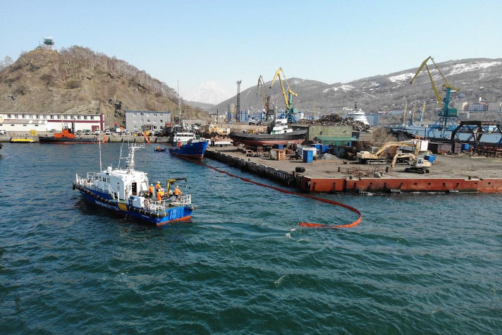 В порту Петропавловск-Камчатский прошли учения по отработке действий при ликвидации разливов нефти