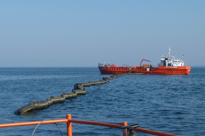 На Балтике отработали ликвидацию разлива нефти в районе морской платформы