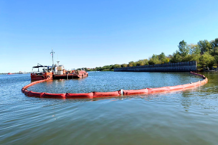 Ликвидацию аварийного разлива нефти отработали в морском порту Астрахань