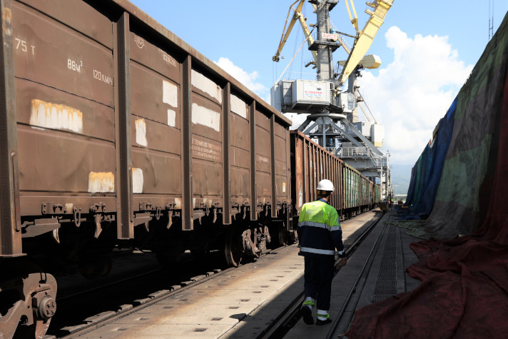 Терминал 'Малый порт' в Находке зафиксировал новый суточный максимум по погрузке угля на судно