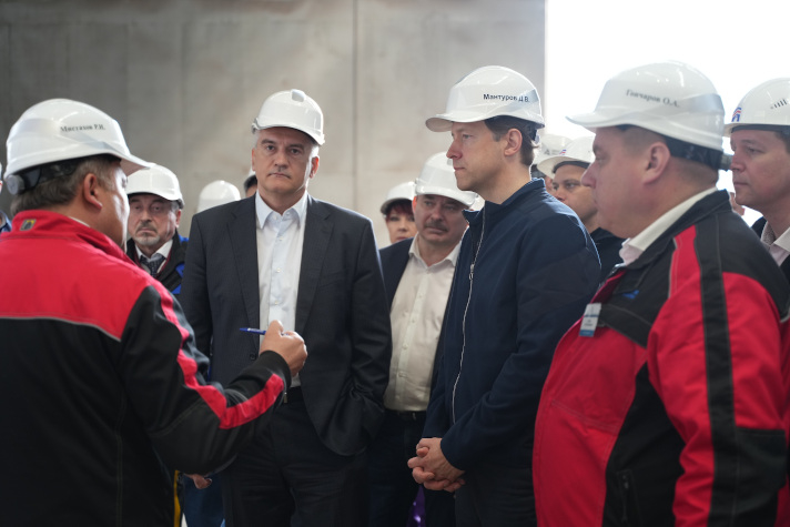 Вице-премьер Денис Мантуров посетил Судостроительный завод имени Б.Е. Бутомы