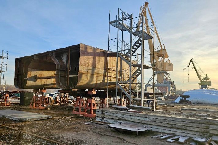 Завод 'Нефтефлот' приступил к формированию корпуса первого катамарана проекта 'Соммерс-L'