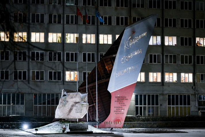 На заводе ОСК 'Северная верфь' восстановили подсветку главного монумента