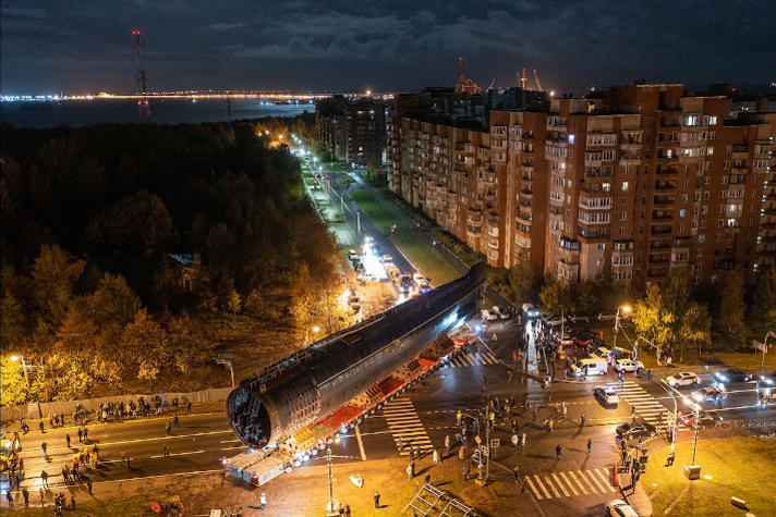 В Кронштадте проходит наземная транспортировка подлодки К-3 'Ленинский комсомол'