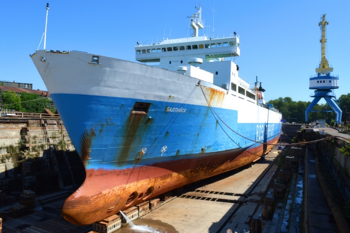 На Кронштадтском морском заводе начался доковый ремонт парома 'Балтийск'