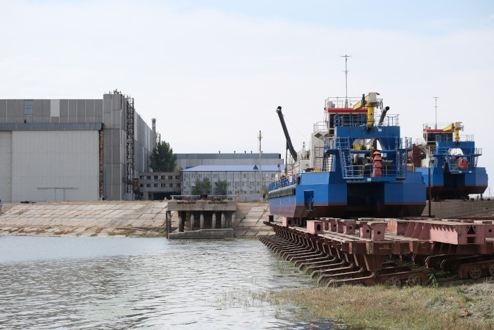 В Астраханской области спустили на воду два дноуглубительных судна