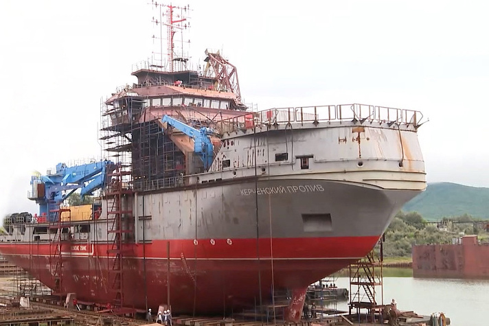 На судне 'Керченский пролив' ведется подготовка к установке композитных панелей