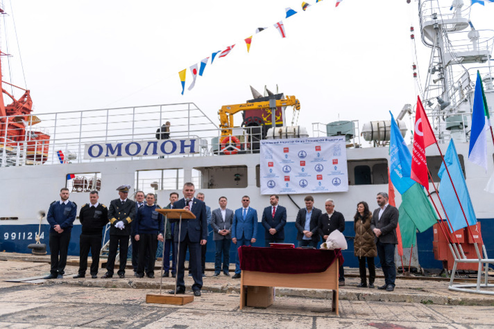 Государственный флаг РФ поднят на краболове 'Омолон'