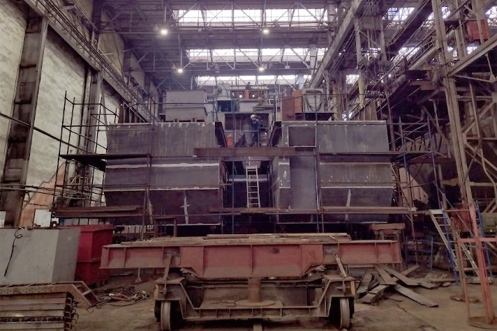 На Хабаровском судостроительном заводе продолжается постройка земснаряда 'Амурский-203'