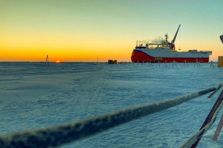 ЛСП 'Северный полюс' продолжает дрейф в Арктическом бассейне